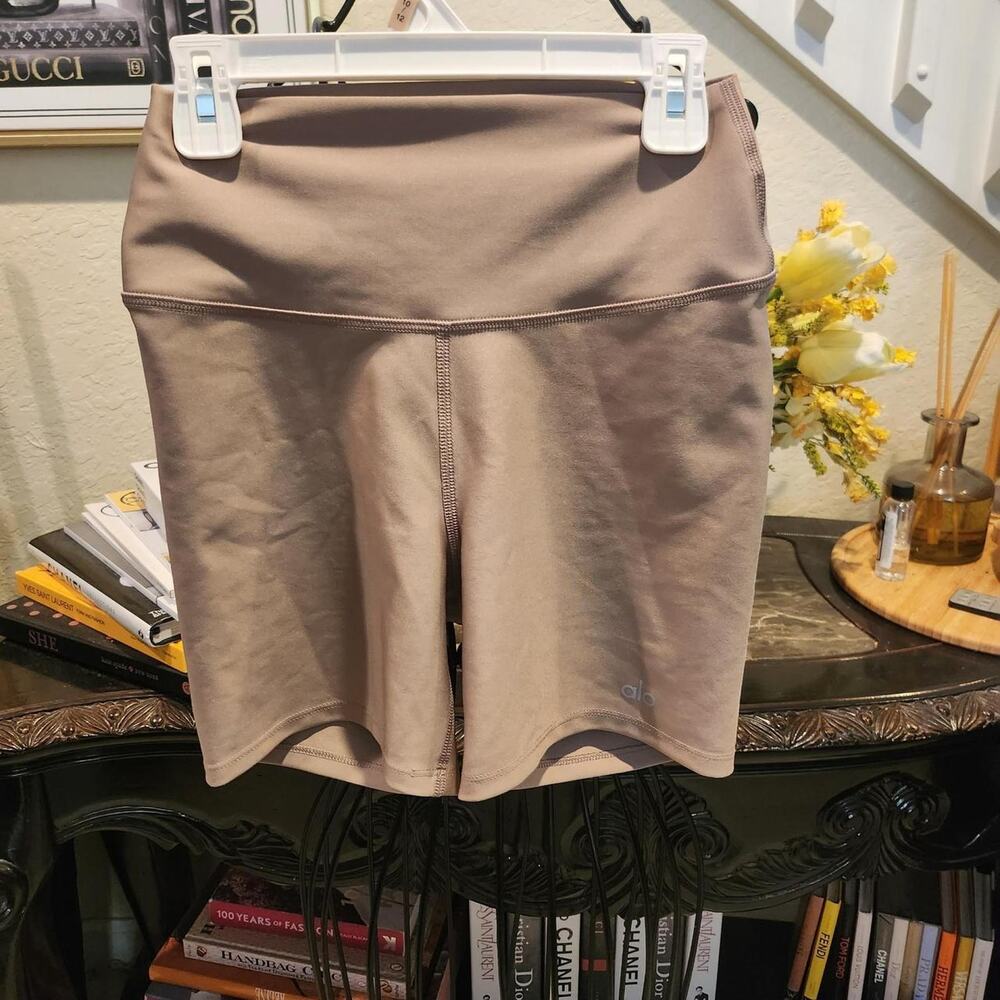 Alo Yoga biker shorts size XS